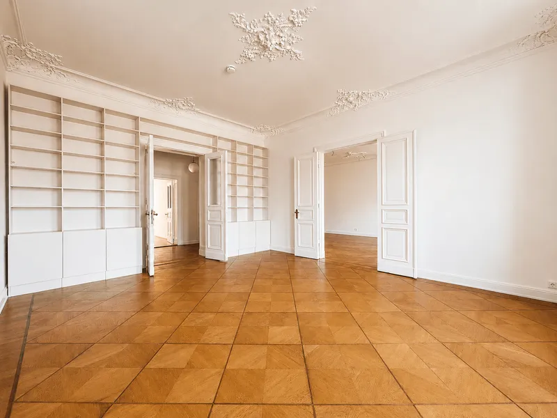 Exklusive 5-Zimmer-Altbauwohnung mit Loggia & Balkon in begehrter Lage nahe Savignyplatz — photo 1